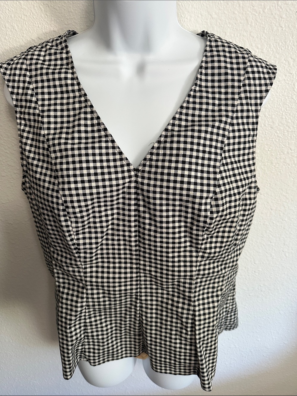 White House Black Market Black & White Gingham V-Neck Sleeveless Blouse Size 10